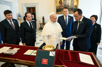 Cенат төрағасы Мәулен Әшімбаев Рим Папасын Қазақстанға шақырды