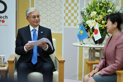 &laquo;Қош келдіңіз!&raquo;: Токио губернаторы Қасым-Жомарт Тоқаевты қазақ тілінде қарсы алды