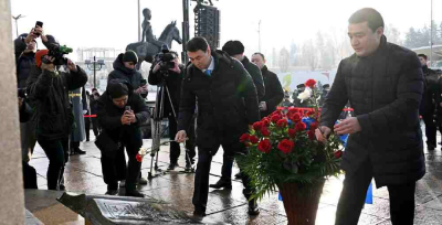 Алматыда Тәуелсіздік монументіне гүл шоқтары қойылды