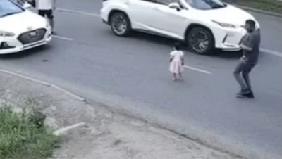 «Ата-анасы қайда қараған?»: Ақтөбеде жүргізушілер жолға шығып кеткен бүлдіршінді құтқарып қалды (ВИДЕО)