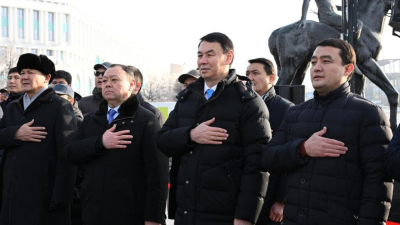 Алматыда Тәуелсіздік монументіне гүл шоқтары қойылды