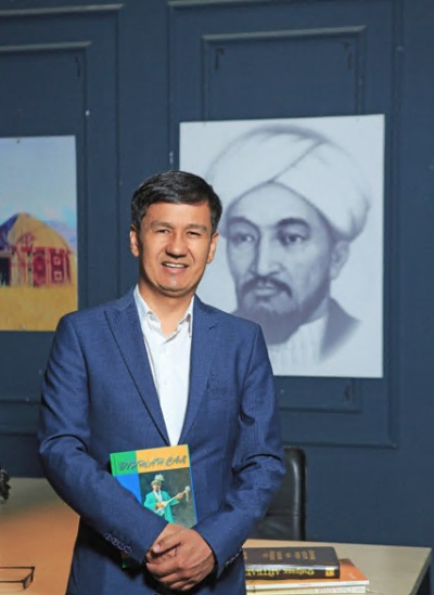 Шежіре сөйлеп, қоңыр үн күмбірлейді