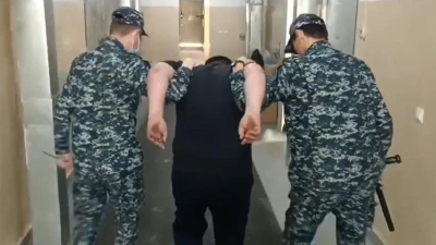 Сәтбаевта подъезде қызға шабуыл жасалды: полиция күдіктіден жауап алу сәтінен видео жариялады