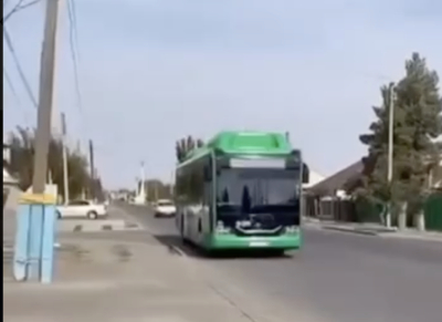 Таразда жаңа автобусты көп күткен халық қоғамдық көлікке шашу шашты