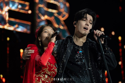 Димаш Барселонадағы концертіне қазақ көйлегін киіп келген жас қыздың арманын орындады (фото)