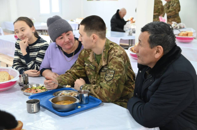 Сарбаздардың ата-аналары Қарағанды гарнизонының әскери бөліміне барды