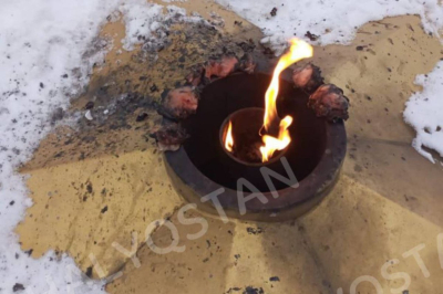 «Қадір-қасиет қалмаған ба?!»: Риддерде тұрғындар Мәңгілік алау ескерткішіне тауық қуырған