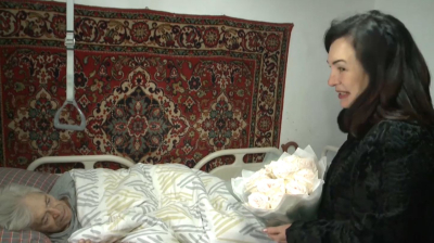 Қарағандыда еріктілер соғыс ардагерінің ауласын тазалап берді