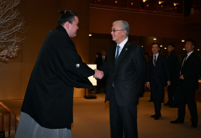 Токиода Президент Қасым-Жомарт Тоқаев кәсіпқой сумошы Ерсін Балтағұлмен кездесті