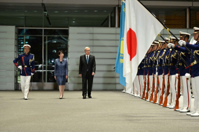 Жапония премьер-министрі Тоқаевты салтанатты қарсы алды