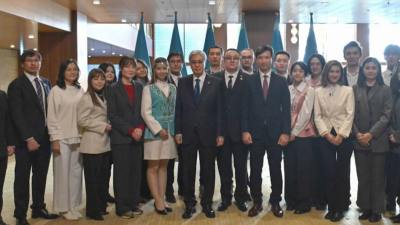 Президент Жапониядағы қазақстандықтармен кездесті