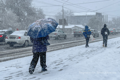 Алматыда бір айлық норманың жартысына тең қар жауған