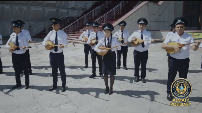 Ұлттық домбыра күніне орай полицейлер күй тартты