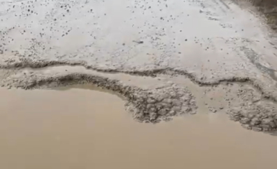 Оралда жаңа жол опырылып кеткен: жаңбырдан кейін көлік емес, қайық керек