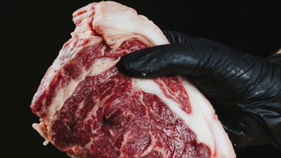 Елордада санитарлық талапқа мүлде сай келмейтін жағдайда өңделіп жатқан ірі көлемдегі ет тәркіленді (видео)