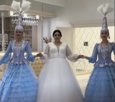 «Енем ақ орамал жапты»: Қазақтың салтымен ұзатылған орыс қызы көпшілікті тәнті етті (ВИДЕО)