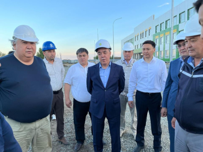 БҚО: Әкім «Келешек мектептер» жобасы аясындағы құрылыс жұмыстарын тексерді