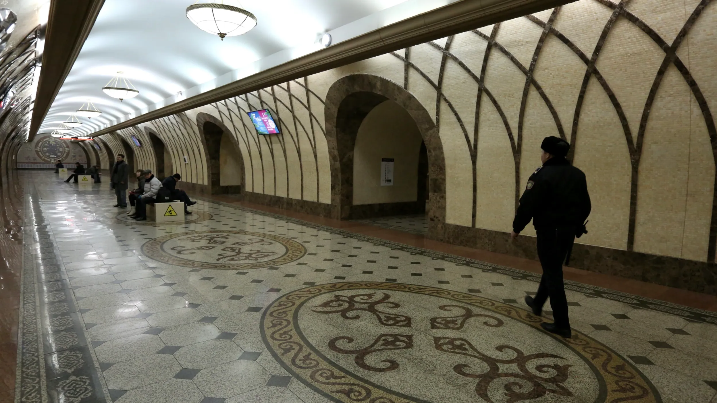 Алматы метросында жолаушының қалтасынан күмәнді зат табылды