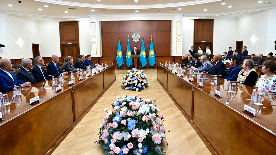 Премьер-министр Олжас Бектенов құрылыс саласының қызметкерлеріне Мемлекет басшысының атынан марапаттар табыс етті 