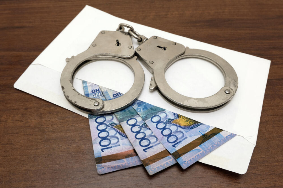 Алматыда бұрынғы шенеуніктер аса ірі мөлшерде пара алды деген күдікпен қамауға алынды