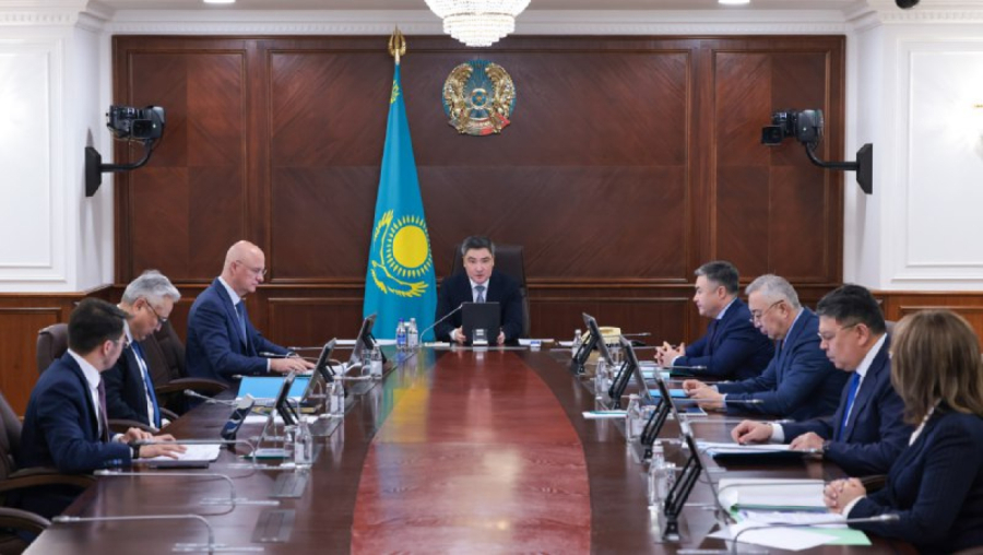 Алғабастағы өрт: Қ. Бозымбаев жедел шаралар туралы баяндады