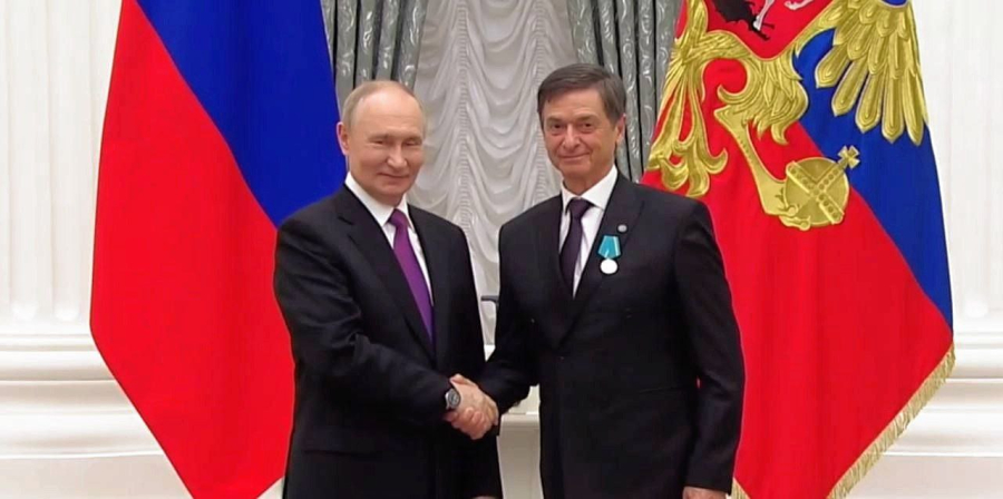 Қазақстандық актер Путиннің қолынан марапат алды