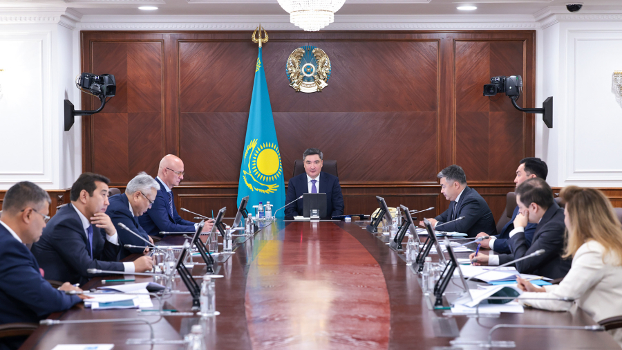 Олжас Бектенов Экономикалық саясат жөніндегі кеңестің отырысын өткізді: инфляцияны тежеу жөніндегі шаралар және әлеуметтік-экономикалық даму болжамының параметрлері қаралды