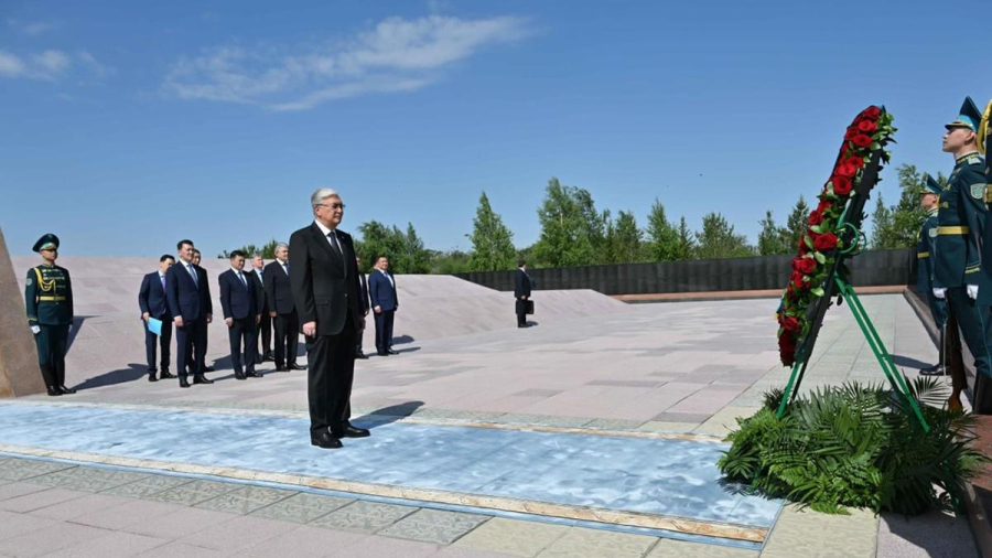 Бүгін Саяси қуғын-сүргін және ашаршылық құрбандарын еске алу күні: президент "АЖЛИР" мұражай кешеніне барып, гүл шоғын қойды