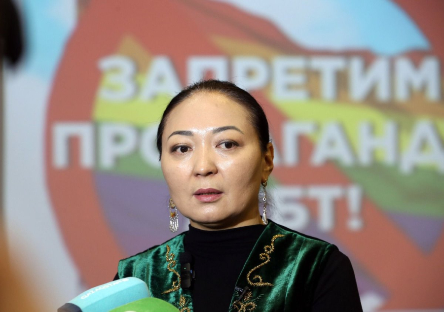 «Еркек пен еркектің сүйіскенін көрдім»: Қоғам белсендісі сұмдықтың бетін ашты (ВИДЕО)
