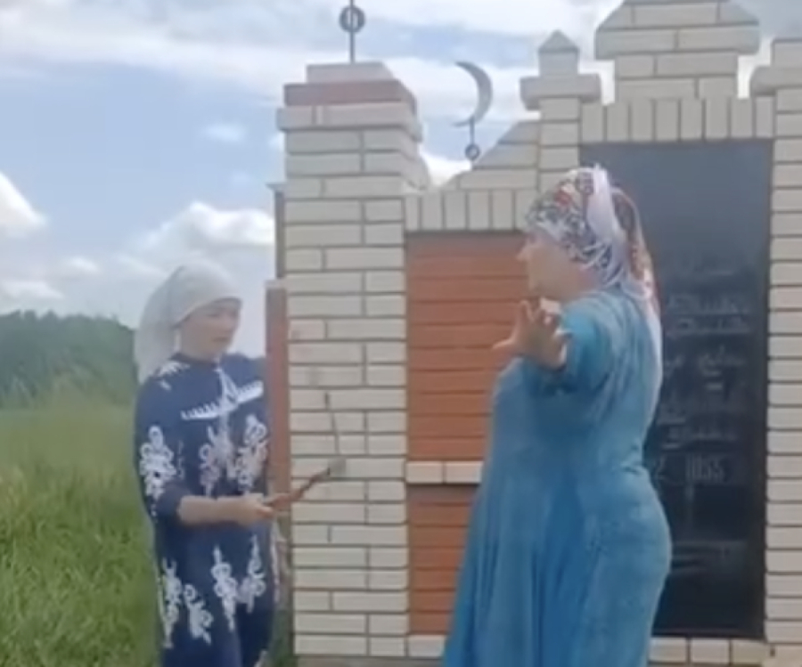Моланың дәл жанында қамшымен емдеген бақсының әрекеті елдің ашуына тиді