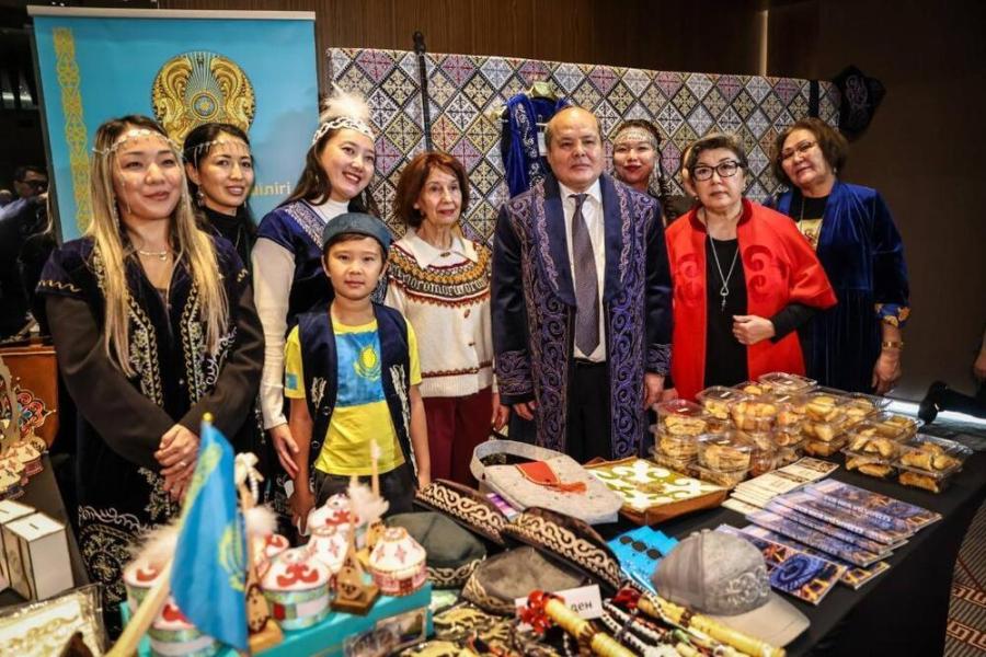 Солтүстік Македония Президенті дипломатиялық қайырымдылық жәрмеңкесінде Қазақстан стендін тамашалады