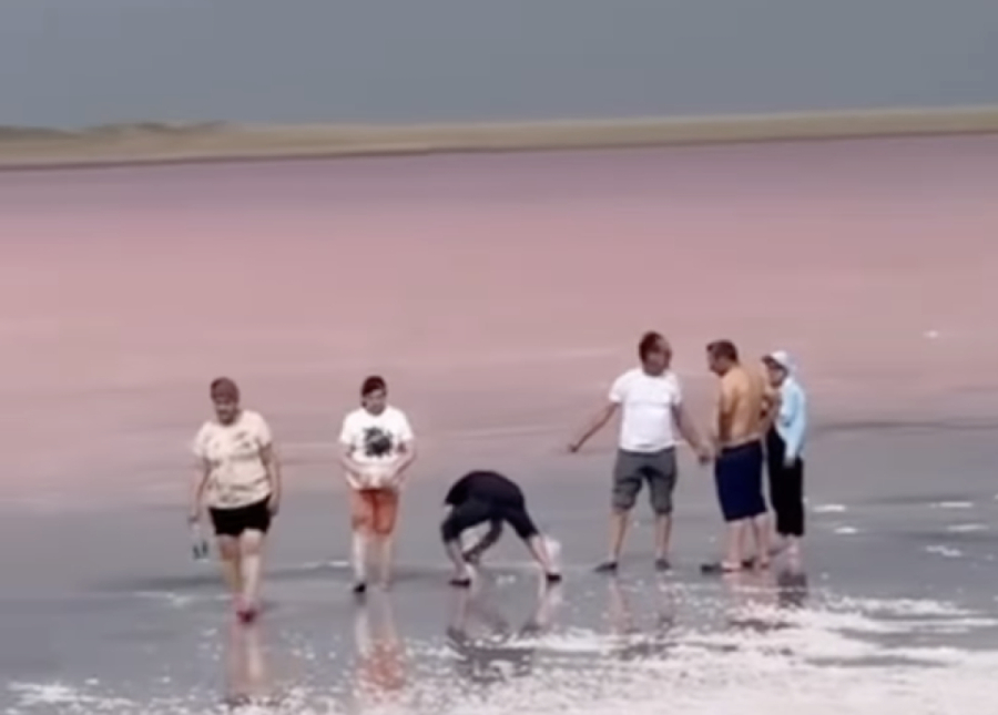 Туристер Көбейтұз көлінен тағы да тұз ұрлап жатыр (ВИДЕО)